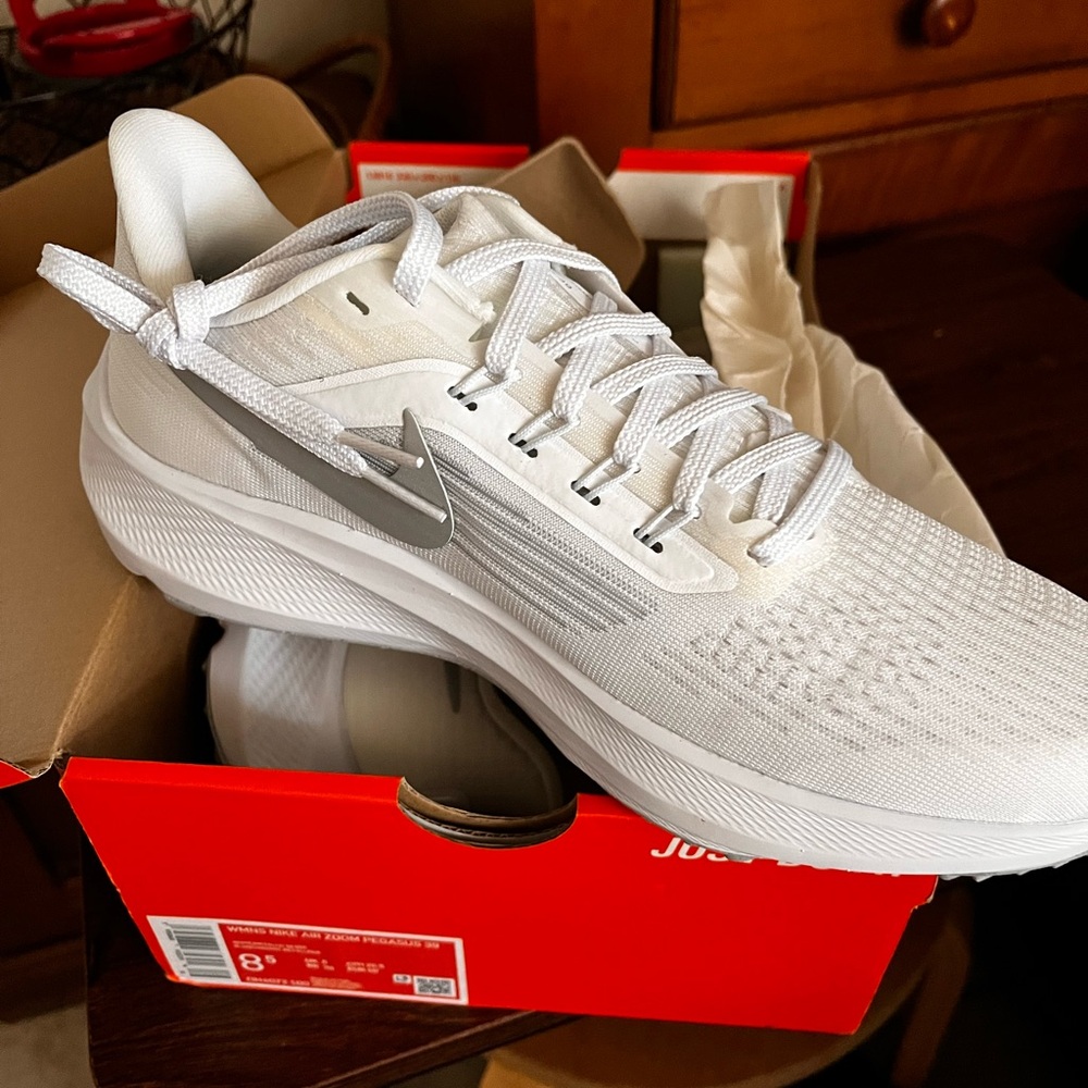 NWT Nike Air Zoom Pegasus White Metallic WMNS 8.5